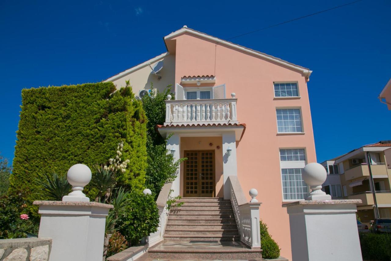 F• R• I• E• N• D• S• Bed & Breakfast Novalja Ngoại thất bức ảnh