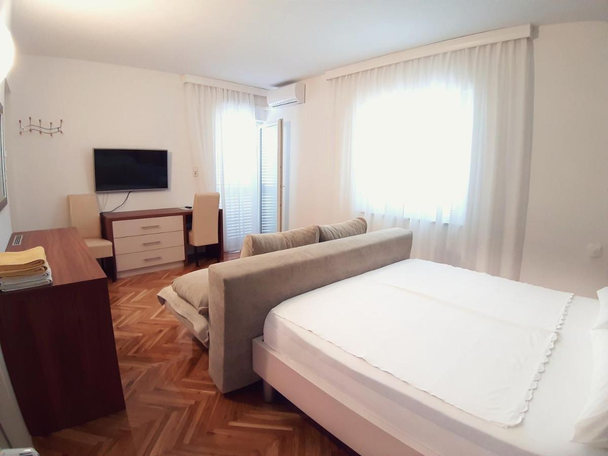 F• R• I• E• N• D• S• Bed & Breakfast Novalja Ngoại thất bức ảnh
