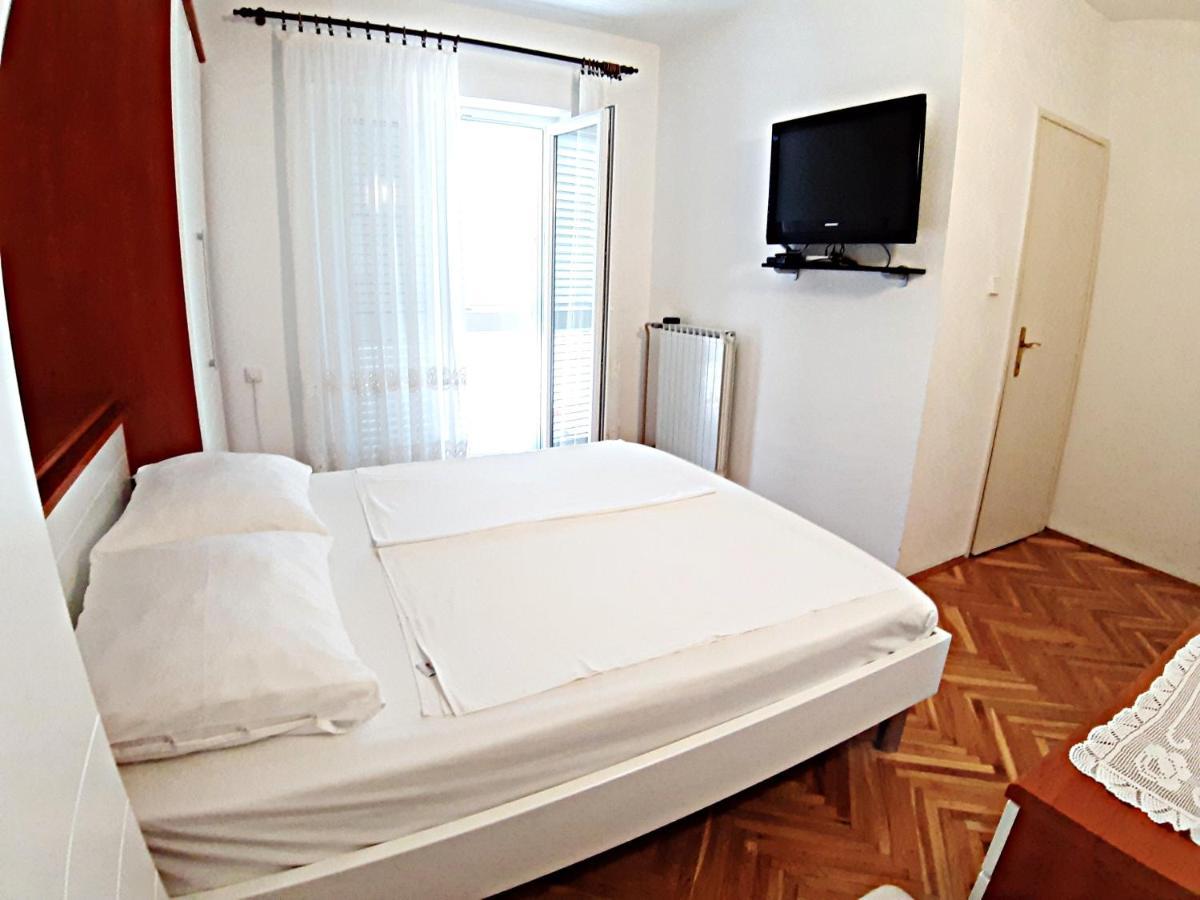 F• R• I• E• N• D• S• Bed & Breakfast Novalja Ngoại thất bức ảnh