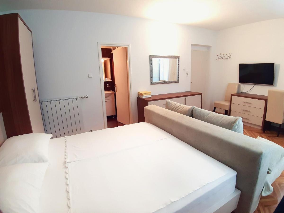 F• R• I• E• N• D• S• Bed & Breakfast Novalja Ngoại thất bức ảnh
