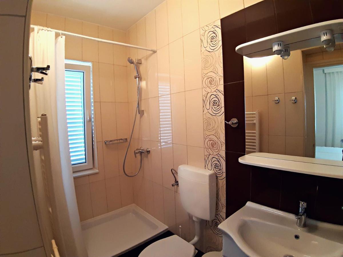 F• R• I• E• N• D• S• Bed & Breakfast Novalja Ngoại thất bức ảnh
