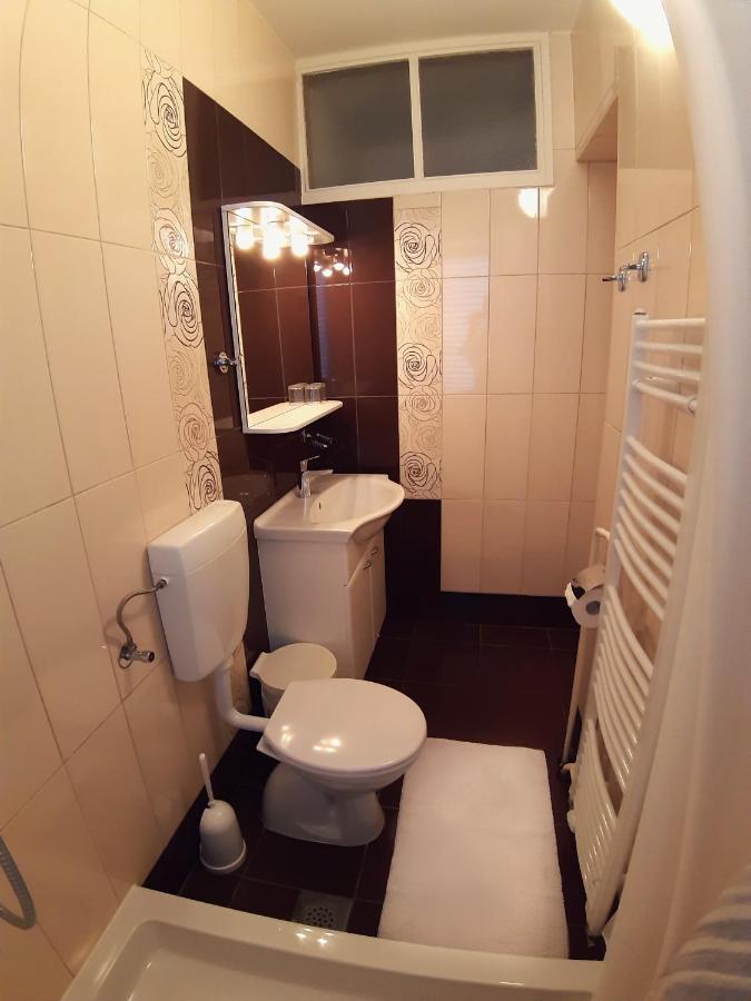 F• R• I• E• N• D• S• Bed & Breakfast Novalja Ngoại thất bức ảnh