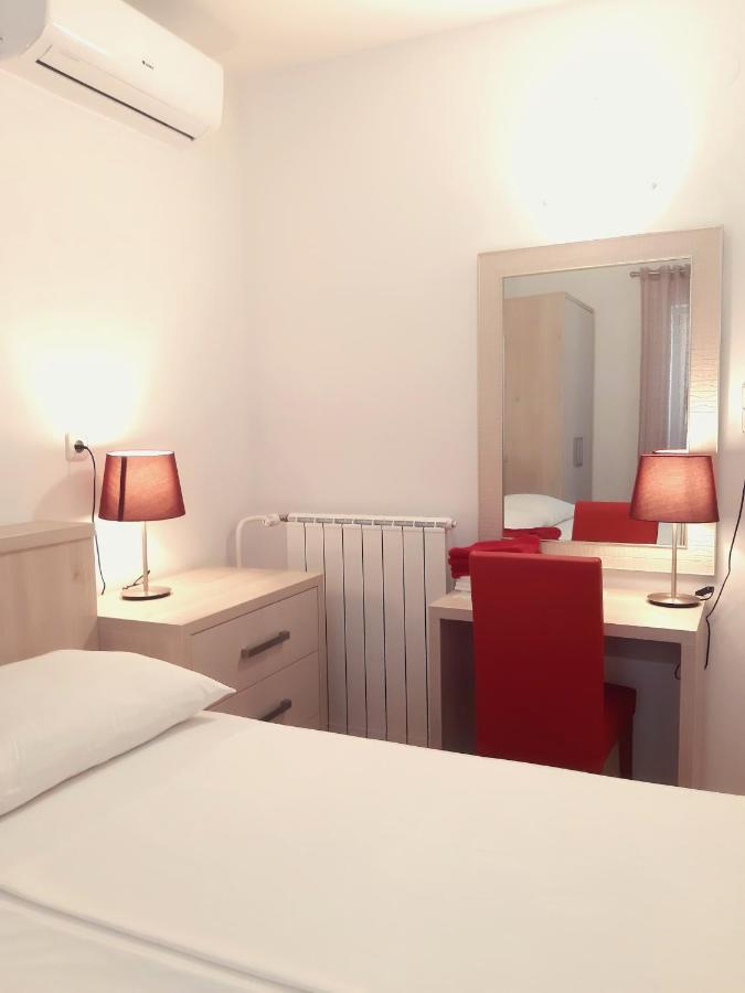 F• R• I• E• N• D• S• Bed & Breakfast Novalja Ngoại thất bức ảnh