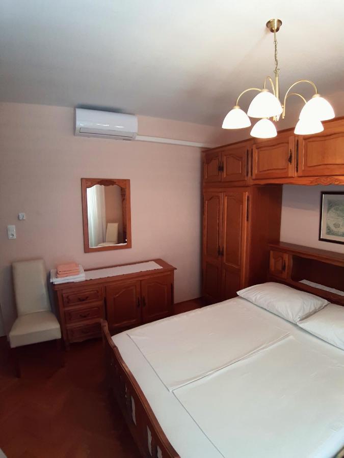 F• R• I• E• N• D• S• Bed & Breakfast Novalja Ngoại thất bức ảnh
