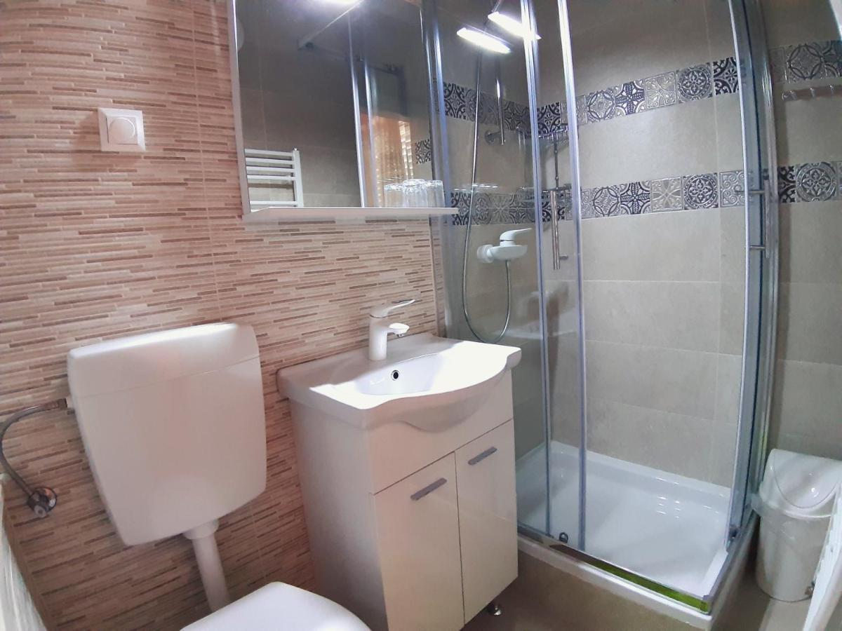 F• R• I• E• N• D• S• Bed & Breakfast Novalja Ngoại thất bức ảnh