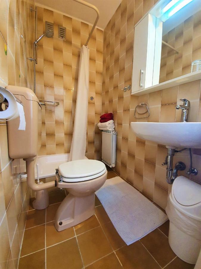 F• R• I• E• N• D• S• Bed & Breakfast Novalja Ngoại thất bức ảnh
