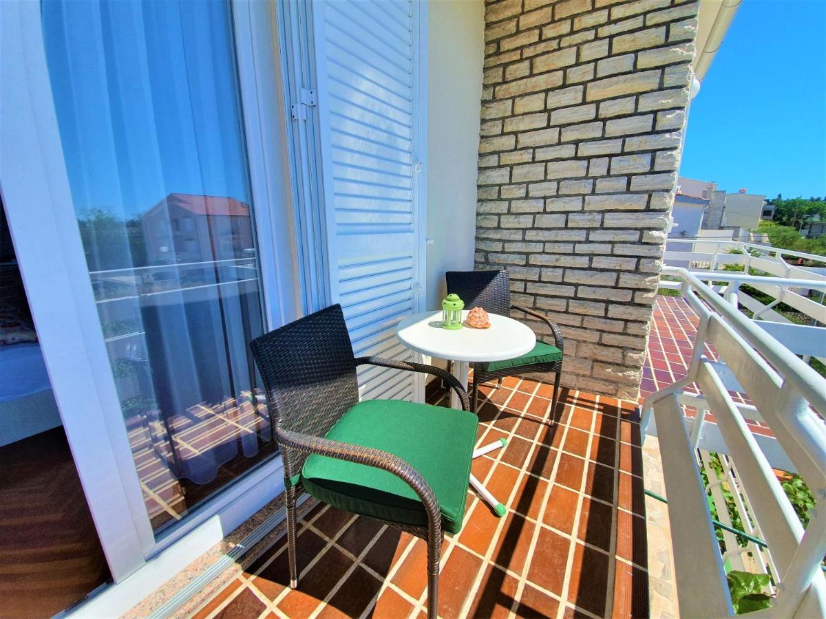 F• R• I• E• N• D• S• Bed & Breakfast Novalja Ngoại thất bức ảnh