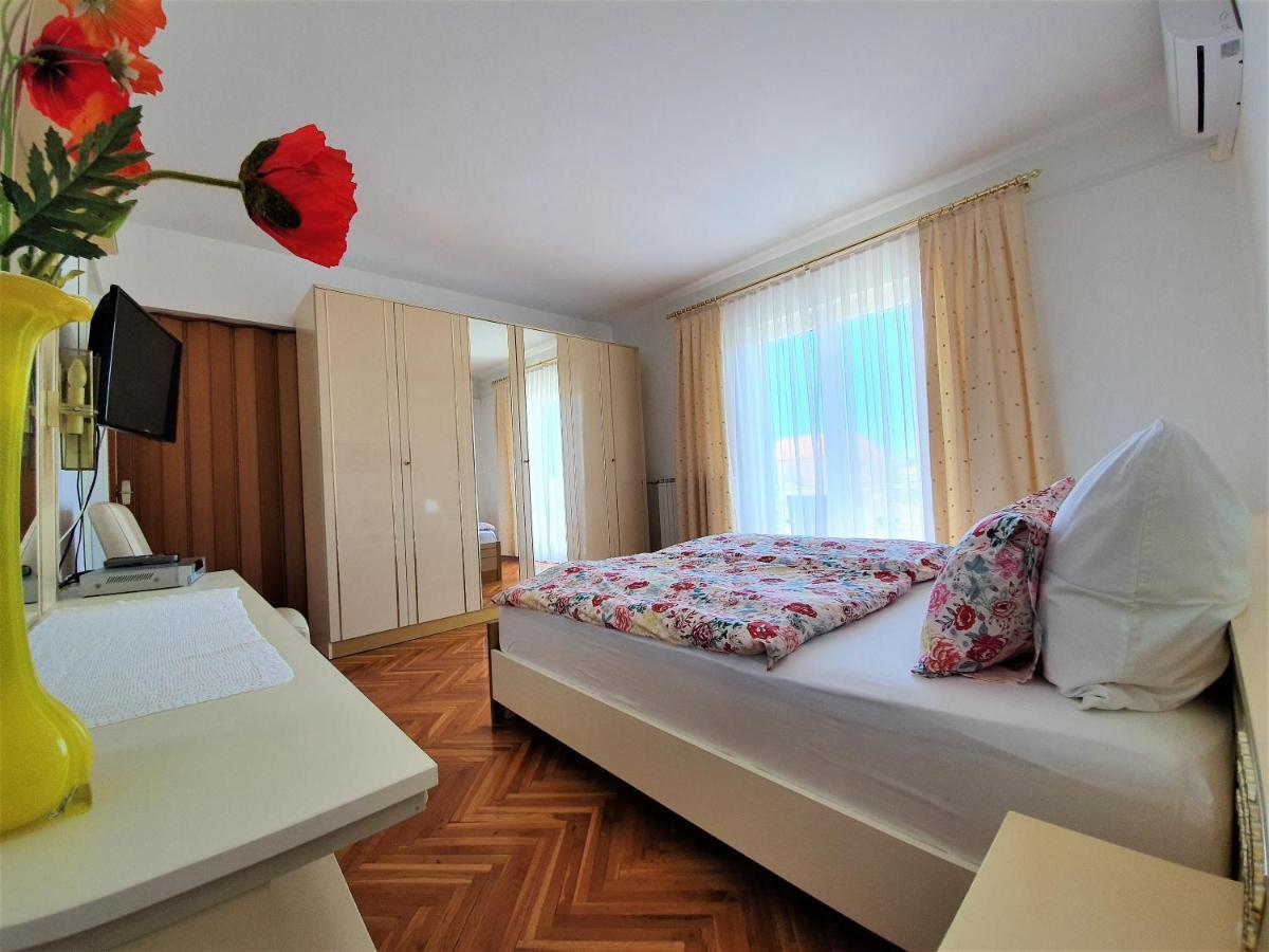 F• R• I• E• N• D• S• Bed & Breakfast Novalja Ngoại thất bức ảnh
