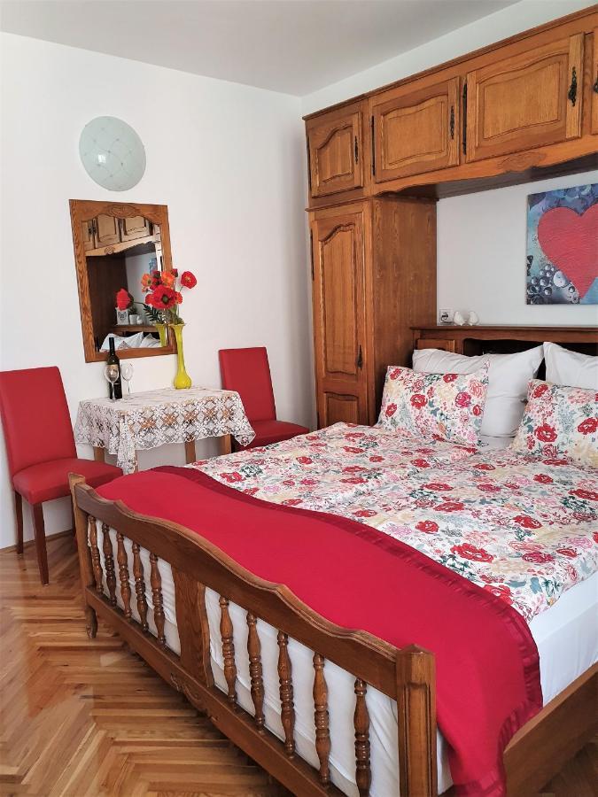 F• R• I• E• N• D• S• Bed & Breakfast Novalja Ngoại thất bức ảnh